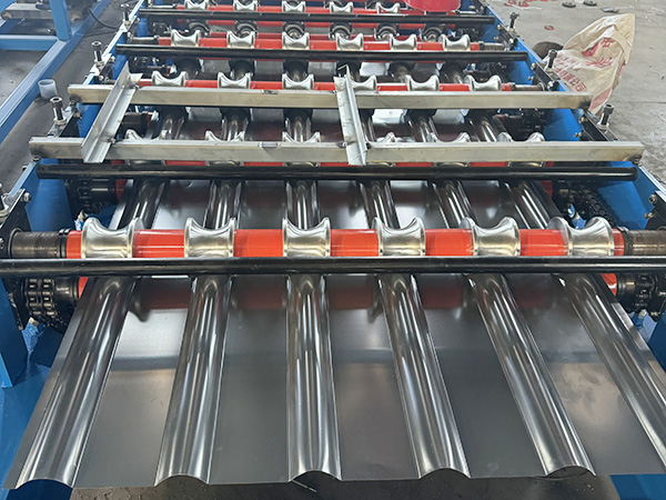 Color steel tile roll forming machine