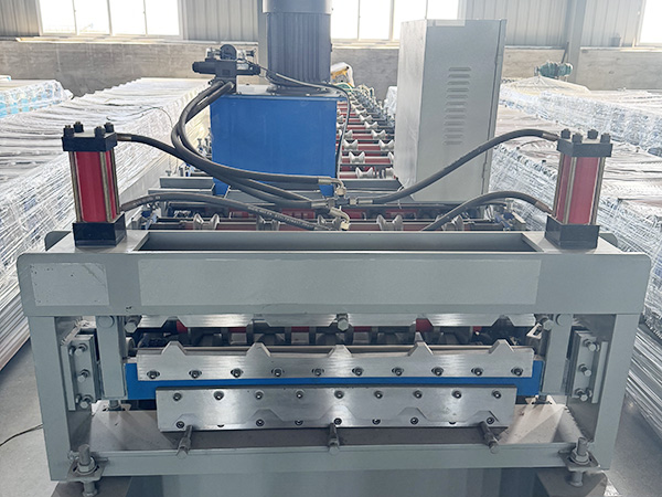 Color steel tile roll forming machine