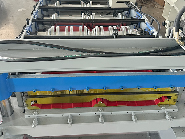 Color steel tile roll forming machine