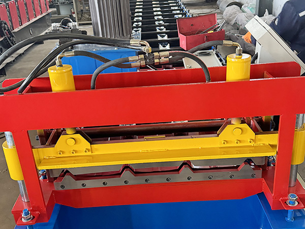 Color steel tile roll forming machine