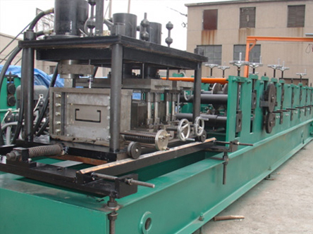 Hydraulically driven C-beam forming machine