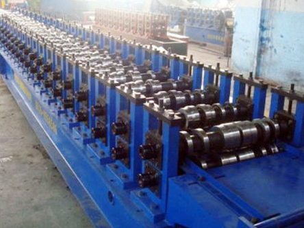 Automobile carriage panel forming machine